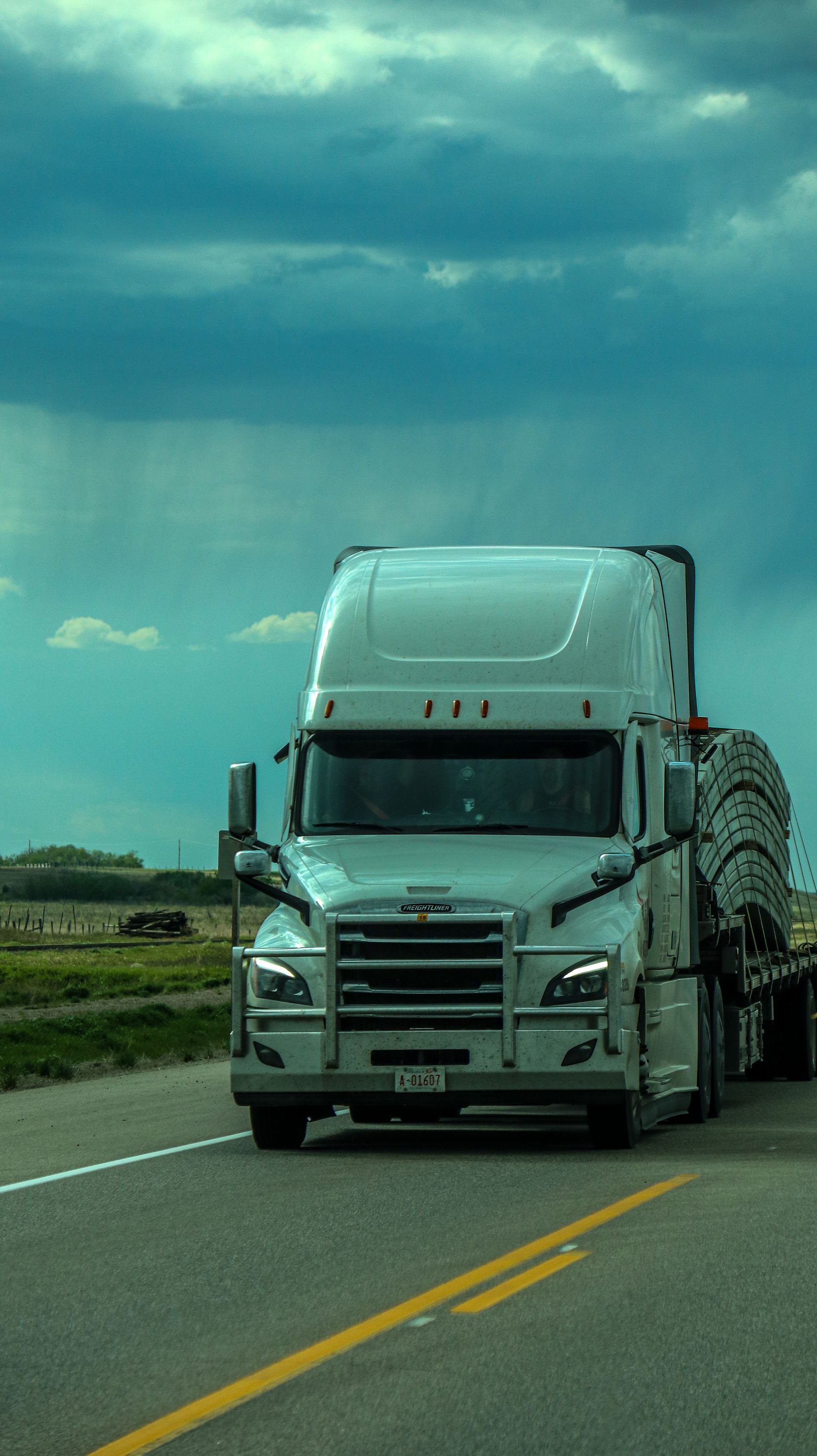 Fotografía ilustrativa de un tractocamión en carretera